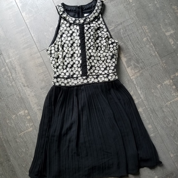 Romeo & Juliet Couture Dresses & Skirts - Romeo + Juliet Couture Black Gold Embroidery Dress